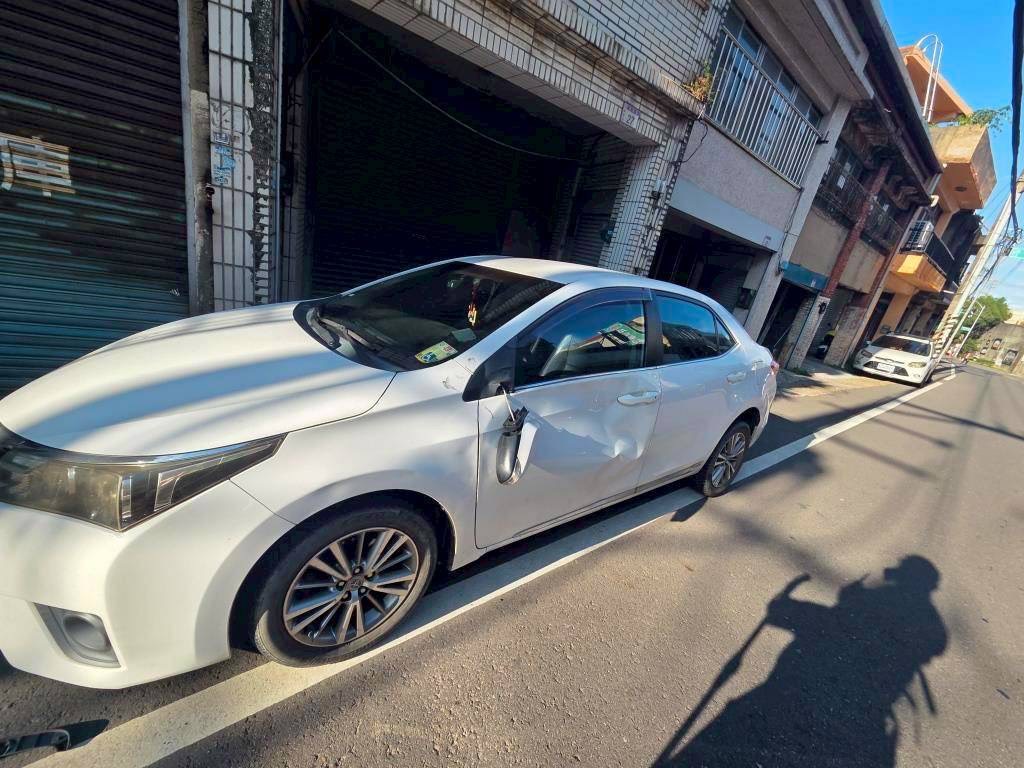 楊梅小客車惡劣肇逃!撞飛行人再撞路邊車 警:將通知到案說明 S 83624147 0