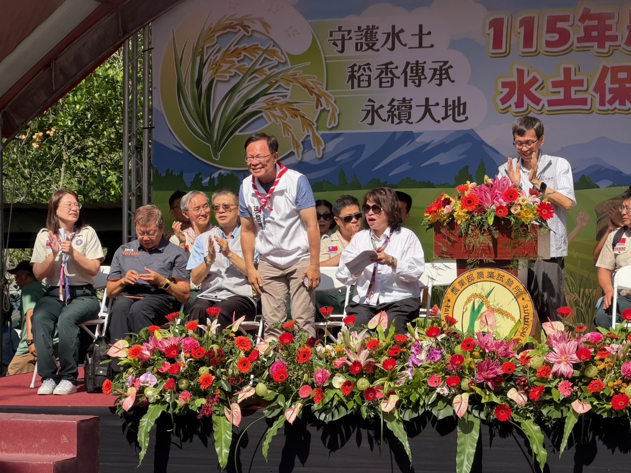 藍白共推嘉義市長候選人張啓楷出席經環境部認證通過成為環境教育設施場的「月桃故事庇護工場暨月桃花祭開幕揭牌、創意料理活動」。(圖/張啓楷市長競選團隊)