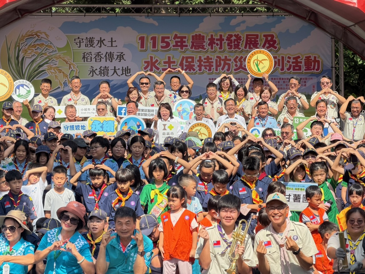 「月桃故事庇護工場暨月桃花祭開幕揭牌、創意料理活動」及童軍活動大合照。(圖/張啓楷市長競選團隊)