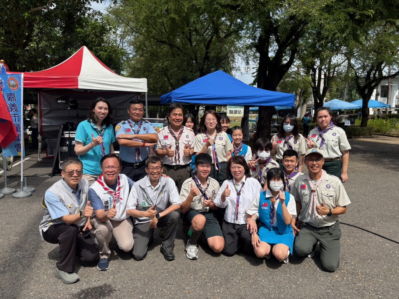 張啓楷出席童軍節活動時特別恭喜黃敏惠市長,獲得媒體評鑑市政成績,奪得9金3銀的好成績。(圖/張啓楷市長競選團隊)