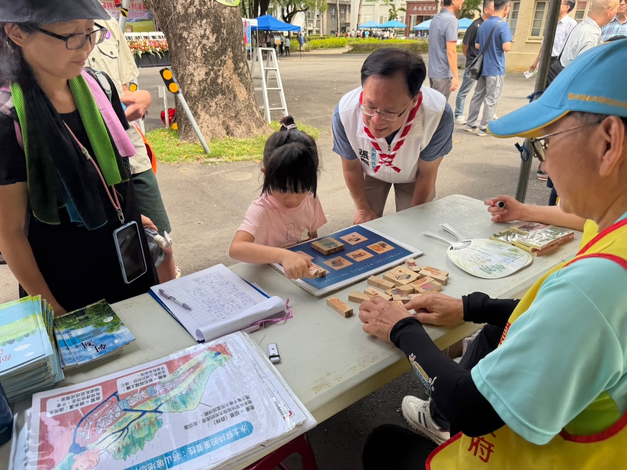 張啓楷陪同參加活動的幼童及家長拼圖闖關。(圖/張啓楷市長競選團隊)