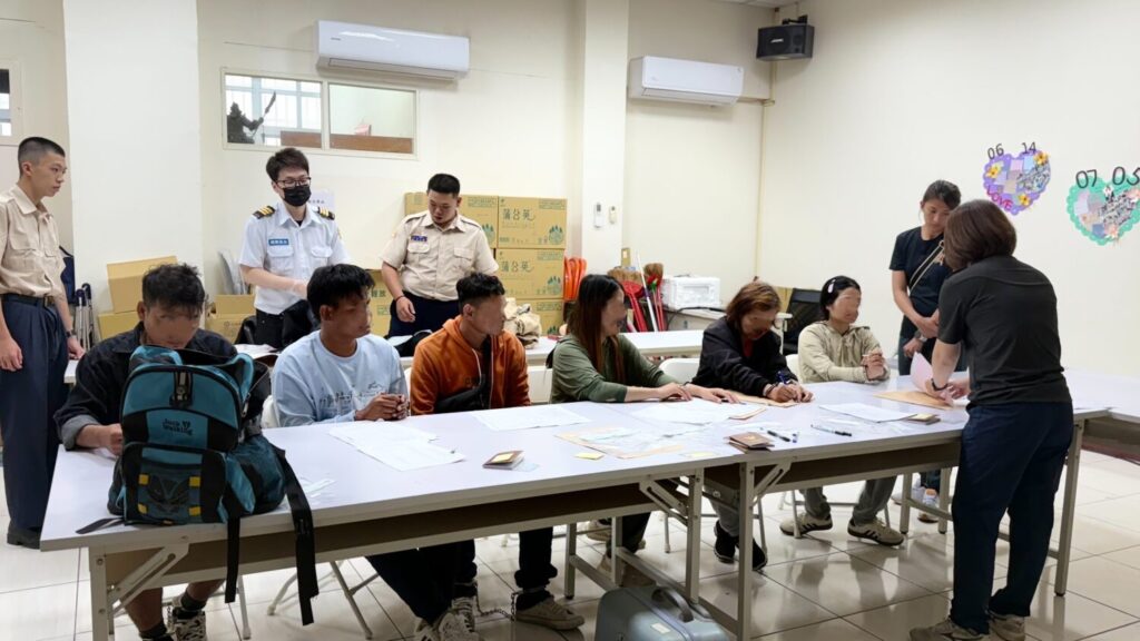 海巡署彰化查緝隊帶回泰國籍逾期停留人士6名。(圖/海巡署提供)
