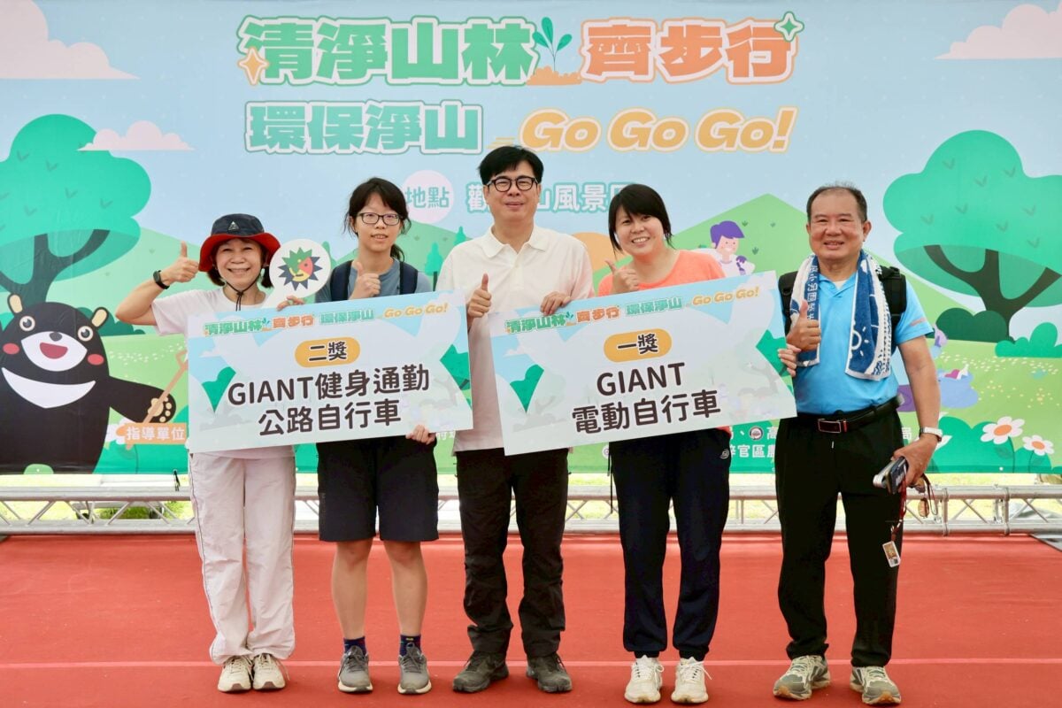 ▲▲高雄市長陳其邁出席大社觀音山淨山健行活動，號召市民共同守護山林、實踐淨零綠生活，與民眾一同淨山、參與抽獎活動，並沿途熱情互動合影，展現攜手推動環境永續的行動力。
