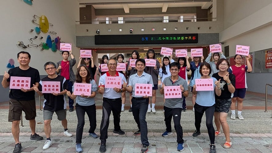 ▲吳星宏校長(前排右四)與師生合影,恭喜錄取國立與優質科大同學。(記者劉峻文攝)