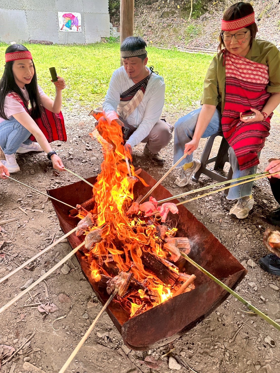 遊客在「漫遊烏來小旅行」活動中體驗泰雅傳統炭火烤肉文化，圍繞營火親手燒烤食材，感受原鄉部落熱情與山林生活樂趣。(圖/新北市烏來區公所提供)