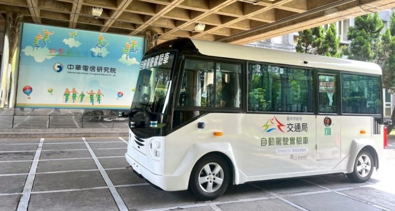 台中自駕巴士第三季上路 交通局長試乘為100%台灣自主研發按讚