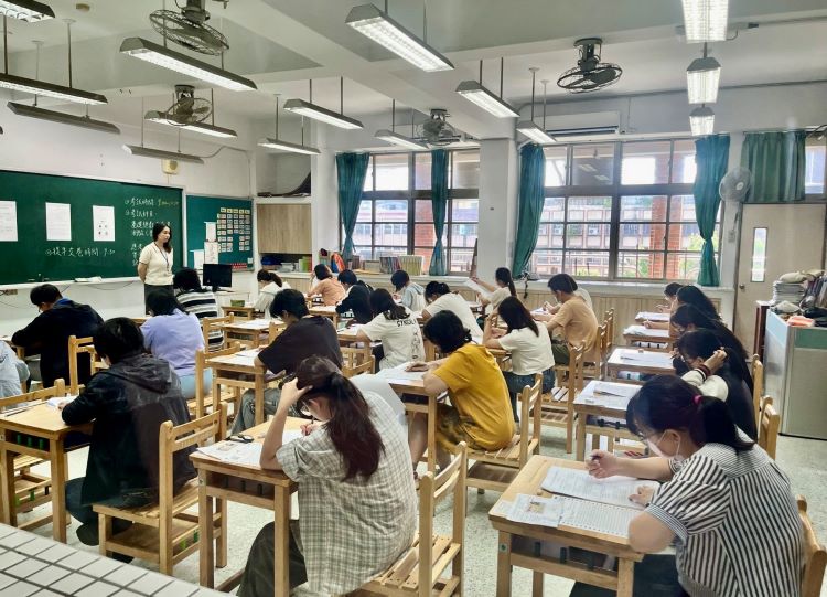 新北教甄祭629正式缺額 首創AI應考諮詢服務 38 《圖說》新北國小暨幼兒園教甄、各科考生振筆疾書,爭取高分好成績。〈教育局提供〉
