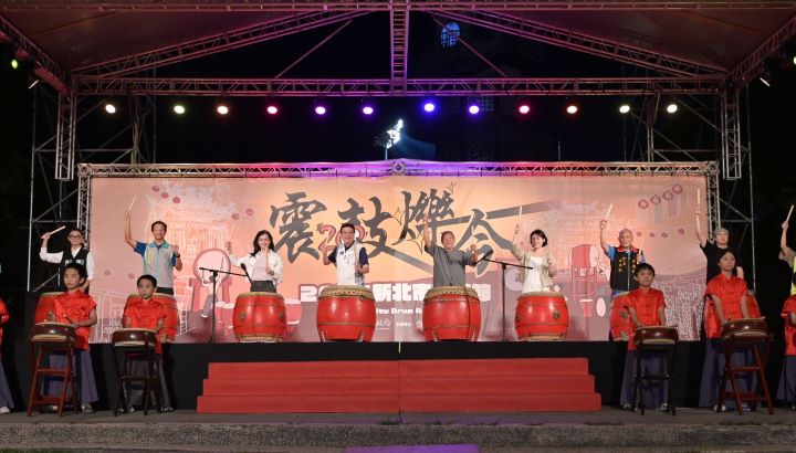 臺日鼓藝大師獻藝 新北鼓藝節20週年「震鼓爍今」震撼登場 22 《圖說》新北市副市長劉和然與多位貴賓及新莊學子擊鼓,宣告年度鼓藝盛典正式展開。〈文化局提供〉
