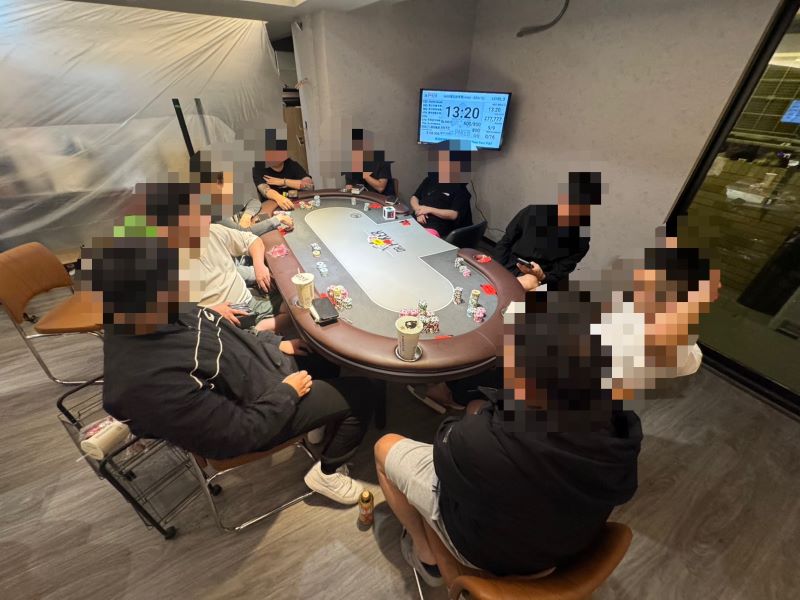 試營運2天即破功 新莊警查獲非法德州撲克館逮14人 28 《圖說》新莊一處非法德州撲克館才試營運2天,即遭警方查獲。〈新莊分局提供〉