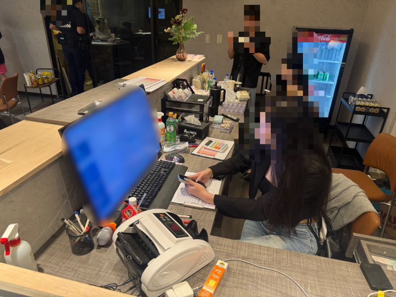 試營運2天即破功 新莊警查獲非法德州撲克館逮14人 30 《圖說》新莊非法德州撲克館櫃檯。〈新莊分局提供〉