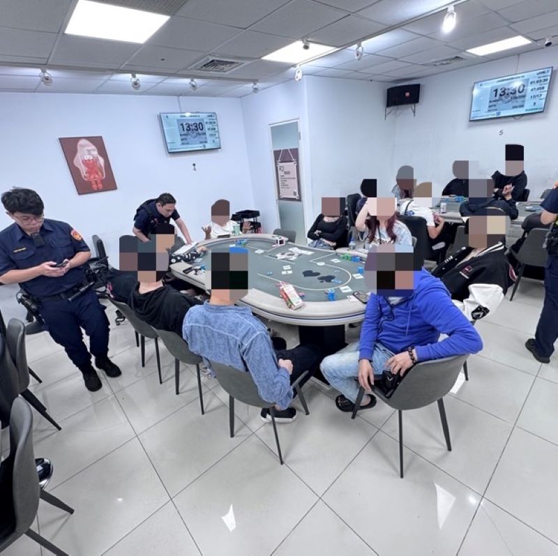 深夜掃蕩職業賭場 中和警逮20人查扣千萬籌碼 29 《圖說》中和警查獲一處職業賭場,查獲負責人及多名賭客共20人,全數依法帶返偵辦。〈中和分局提供〉