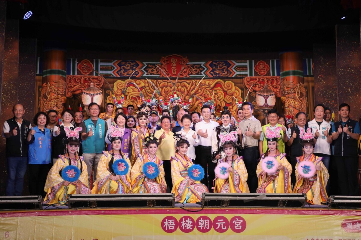 ▲明華園壓軸台中媽祖文化節，梧棲朝元宮湧現看戲參香人潮。(圖/中市府提供)