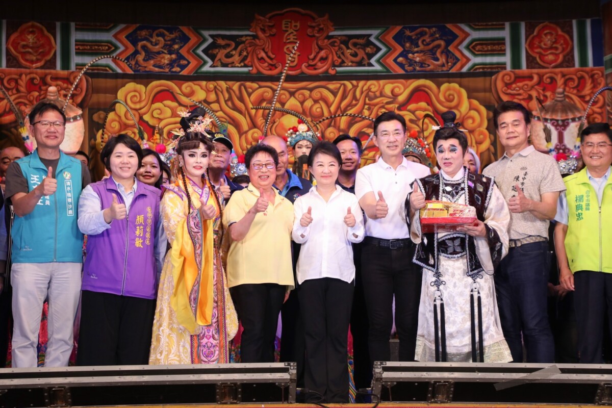 ▲市長盧秀燕與《青陽大大爺》「台灣第一丑角」陳勝在及明華園日字團當家小旦鄭雅升合影。(圖/中市府提供)