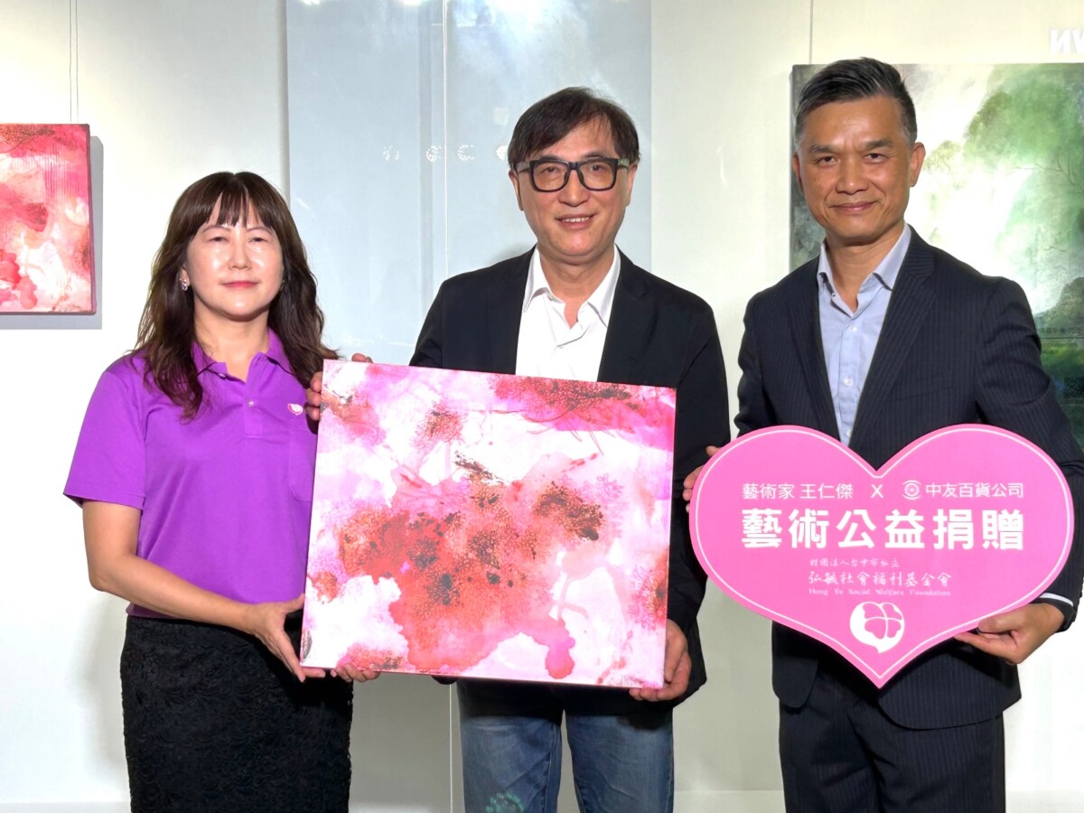 ▲藝術家王仁傑(中)提供作品《時間紋理-消長》義賣，作為藝術公益捐贈。(圖/中友百貨提供)