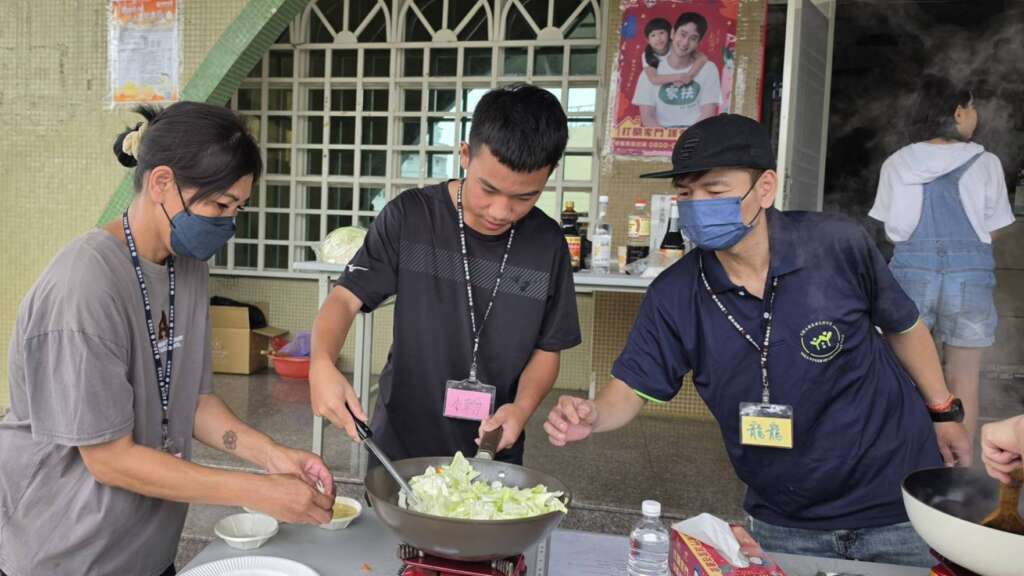 ▲彰化家扶中心志工隊家扶之友會主辦的食育計畫「家友小廚師」烹飪營,今日首度移師至二林服務處辦理。(圖/記者林明佑翻攝)