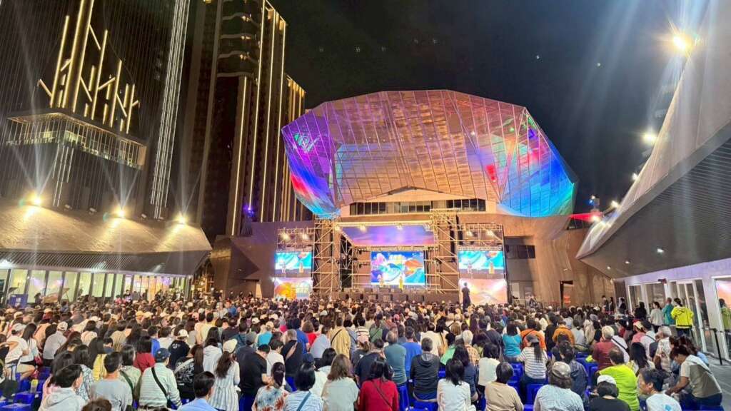 ▲熟悉的旋律響起,各色燈海閃爍,2026「搭捷運聽民歌」演唱會5月16日晚間在臺北流行音樂中心熱鬧展開。