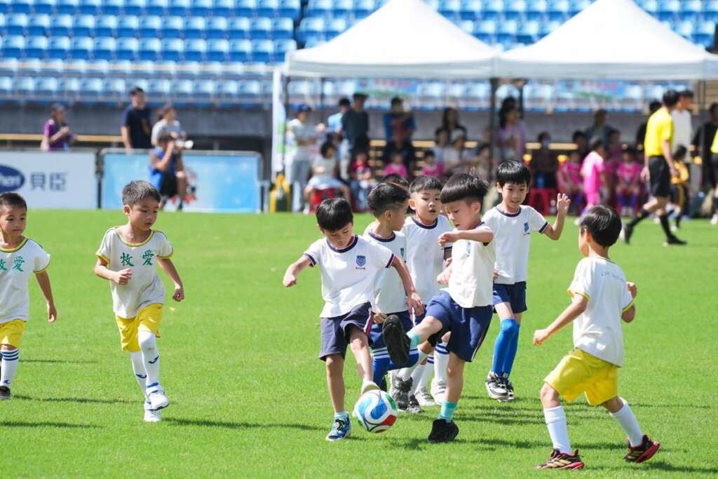 ▲2026臺北市幼兒足球錦標賽迎來多達144支隊伍、上千名小將共襄盛舉,場上小球員們卯足全力爭搶球權,賽況活力十足。