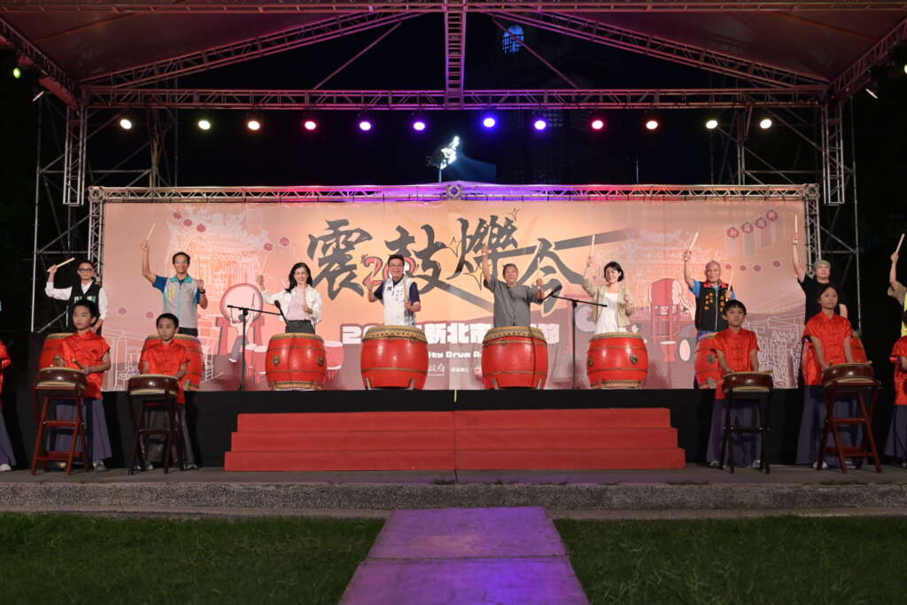 ▲新北市副市長劉和然與多位貴賓及新莊學子擊鼓,宣告年度鼓藝盛典正式展開。