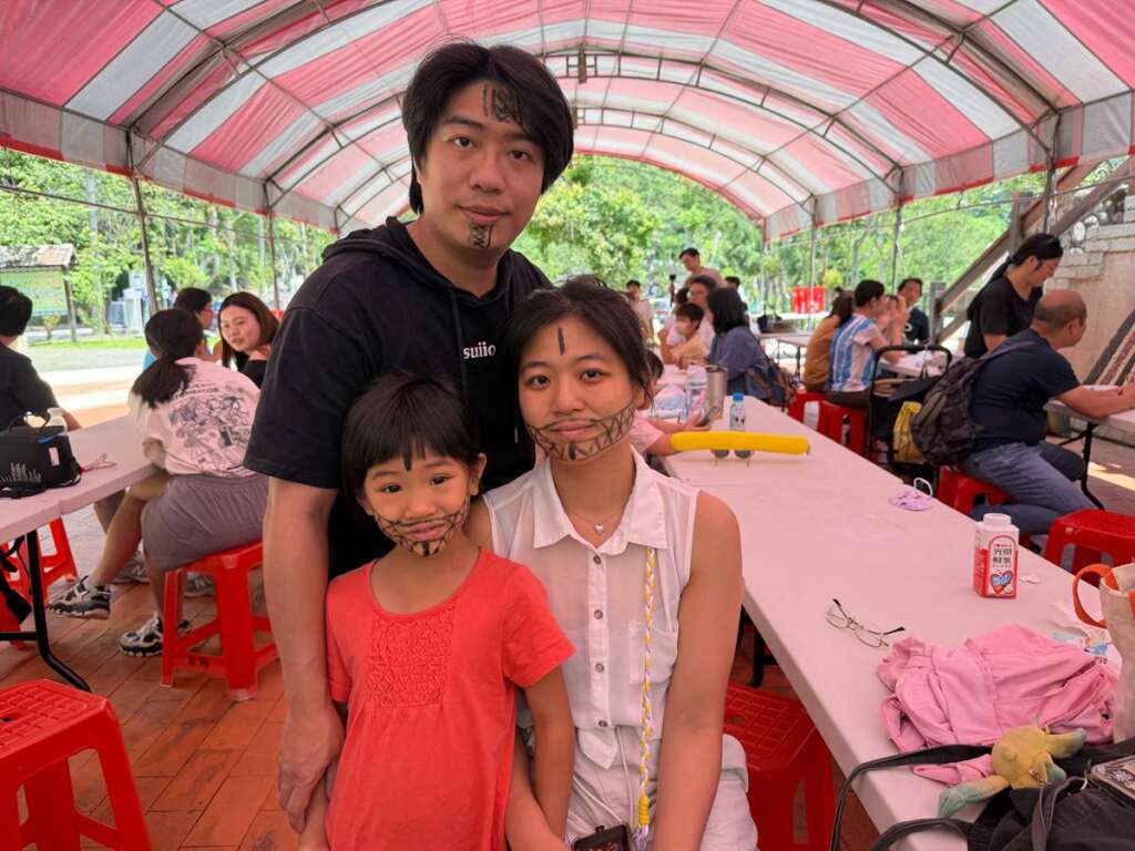 ▲新竹縣政府今日在五峰鄉頭目廣場舉辦「觀霧線原民文化體驗之旅」,結合泰雅族紋面彩繪、編織手作及部落勇士闖關遊戲,邀請民眾搭乘台灣好行走進山林部落。