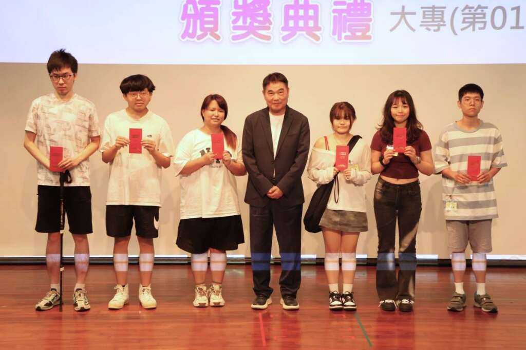▲福智僧團月稱光明寺於聯合大學舉辦弱勢獎助學金頒獎典禮,今年共有330位受補助學生,苗栗縣長鍾東錦頒獎鼓勵。