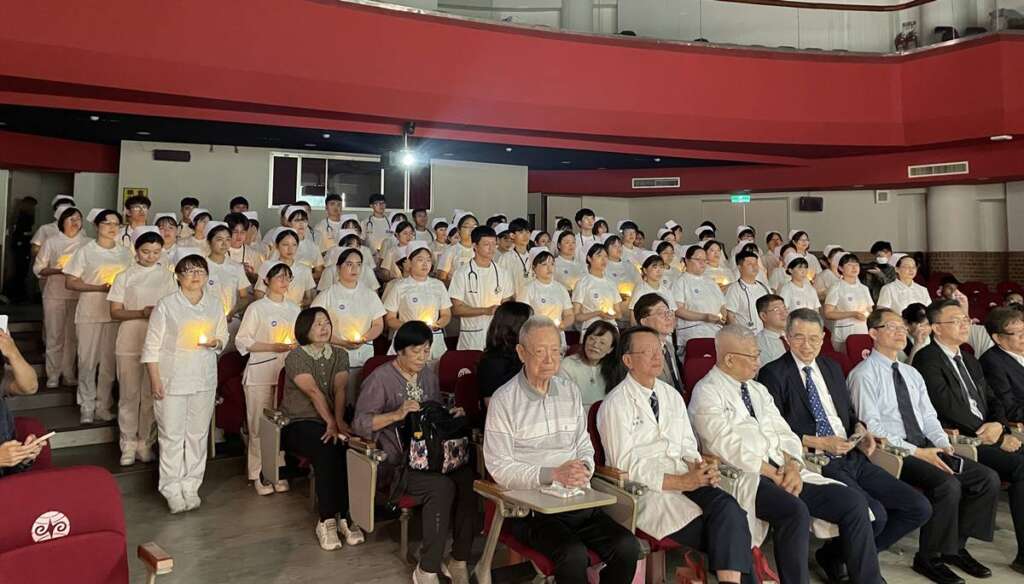 ▲暨大護理學系114學年度加冠典禮,護理系師長逐一點燃手中的燭光,依序傳遞給每一位加冠學生的「傳光儀式」。