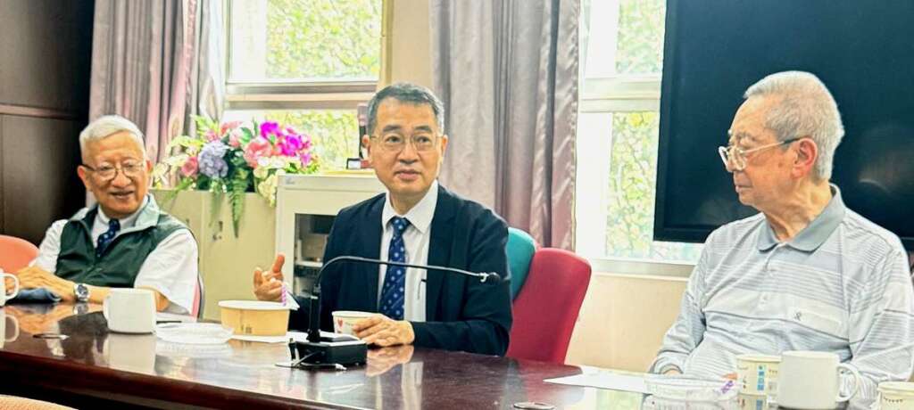 ▲埔里基督教醫院董事長趙文崇(左起)、暨大現任校長武東星與創校校長袁頌西於典禮活動前，進行交流座談。