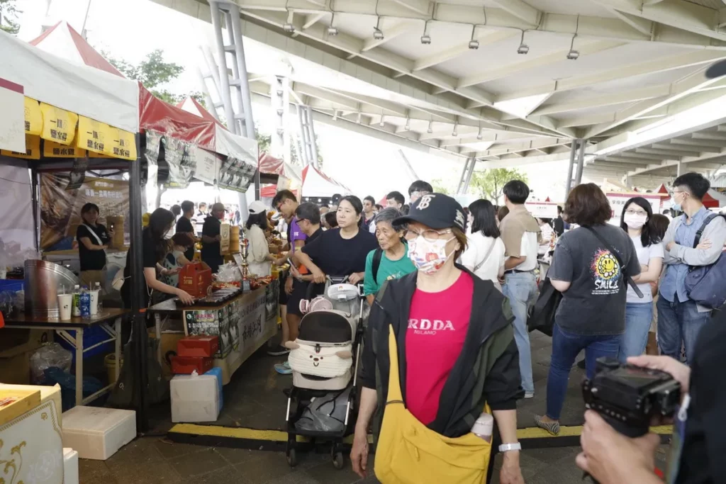 花博長廊湧現市場美食人潮