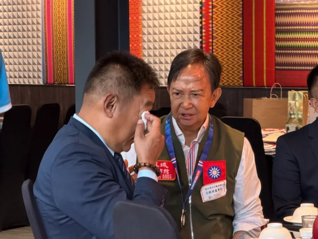 泰北義民文史館主任委員王紹章(左)觀看由異域故事館創辦人董事長王根深(右)製作的紀錄影片時,想起泰北孤軍故事,忍不住紅了眼眶。