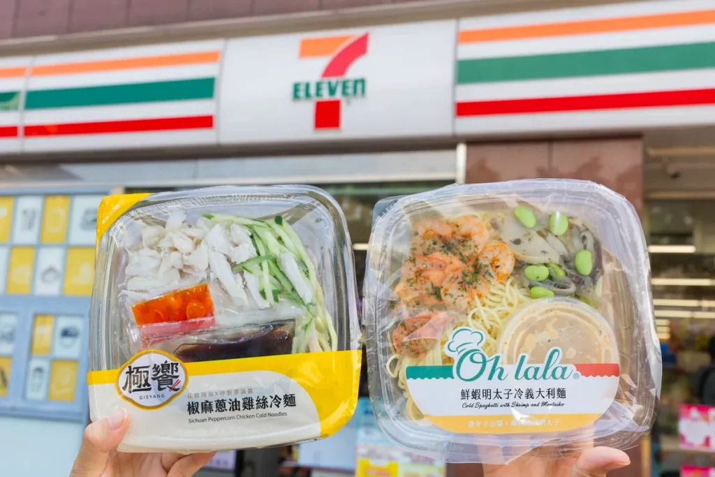 下週全新商品「極饗-椒麻蔥油雞絲冷麵」波浪麵吸附特製花椒辣油與香蔥醬,整體層次鮮明順口,以及每到夏天熱賣的「鮮蝦明太子冷義大利麵」等期間限定商品均強勢回歸!