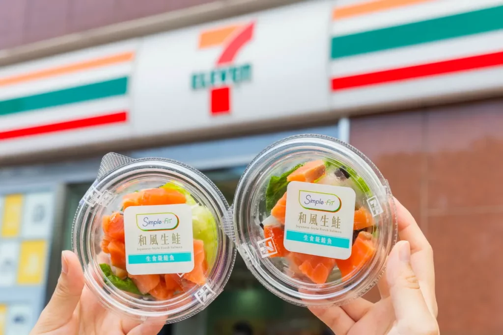 .因應夏季到來,7-ELEVEN自5月13日起推薦具全程冷鏈的生食級鮭魚沙拉「和風生鮭」,生魚片愛好者到超商也能一飽口福