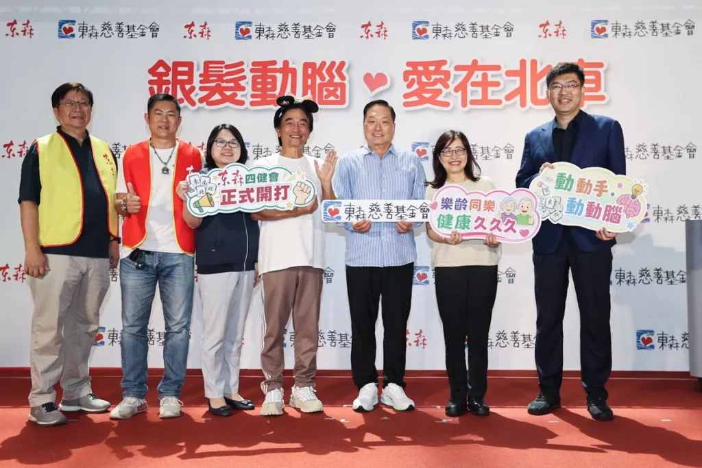 東森樂齡四健會益智競賽於台北車站大廳熱鬧登場,左起為東森購物董事長趙世亨、台北市士林區義信里里長許立丕、台北市社會局局長姚淑文、綜藝天王吳宗憲、東森慈善基金會董事長王令麟、台北市副市長林奕華、中正一分局分局長陳瑞基。