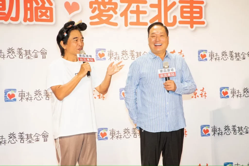 綜藝天王吳宗憲(左)現身東森樂齡四健會,與長輩熱情互動,現場笑聲不斷。