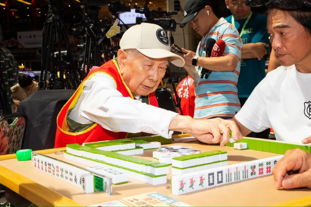 93歲謝爺爺是本次東森樂齡四健會最高齡參賽者,開心與大家同場拚牌技、交流互動,展現樂齡長輩活力滿滿的生活態度。