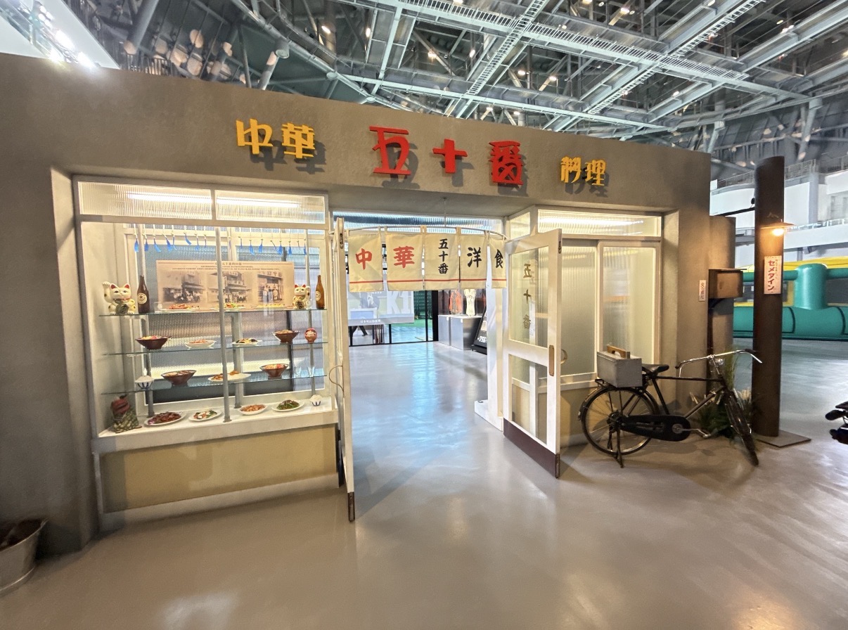 中信60甲子緣棒球特展揭幕　蔣萬安、辜仲諒觀展模仿稻草人打擊法