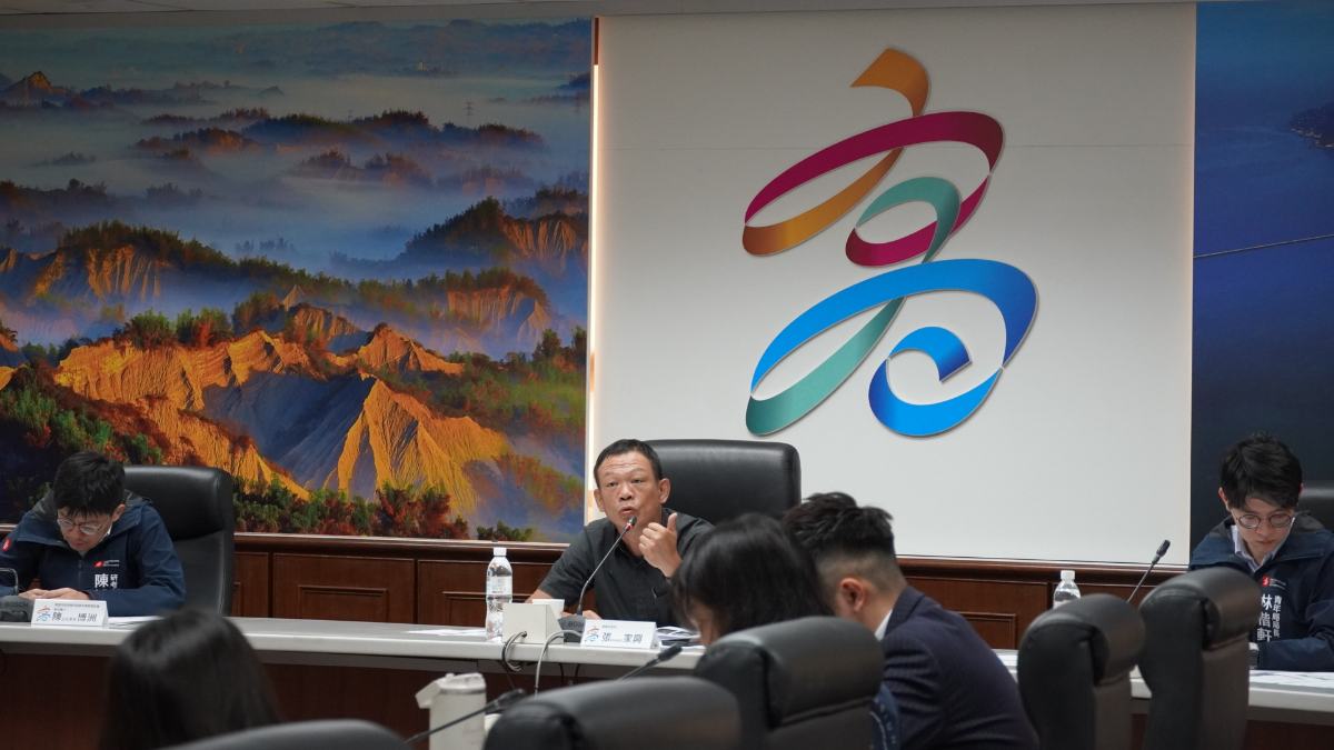 ▲第四屆青年事務委員會由副秘書長張家興(中)主持、副召集人研考會主委陳博洲(左)及青年局長林楷軒(右)主持第五次委員大會,肯定青年委員提出九項具體建言,展現高雄青年參與市政的行動力。