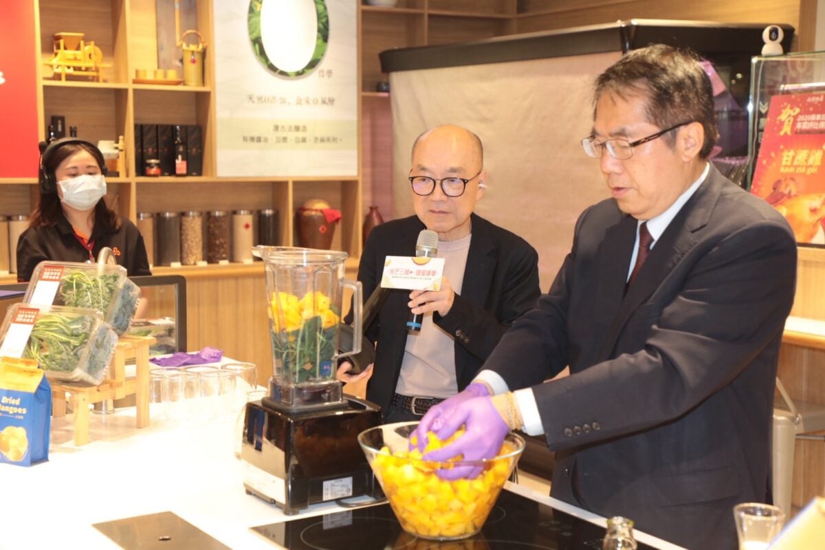 ▲市長黃偉哲於新光三越台中中港店親手製作「芒果綠拿鐵」,以新鮮香甜的台南芒果推廣夏季限定美味,現場氣氛熱烈。