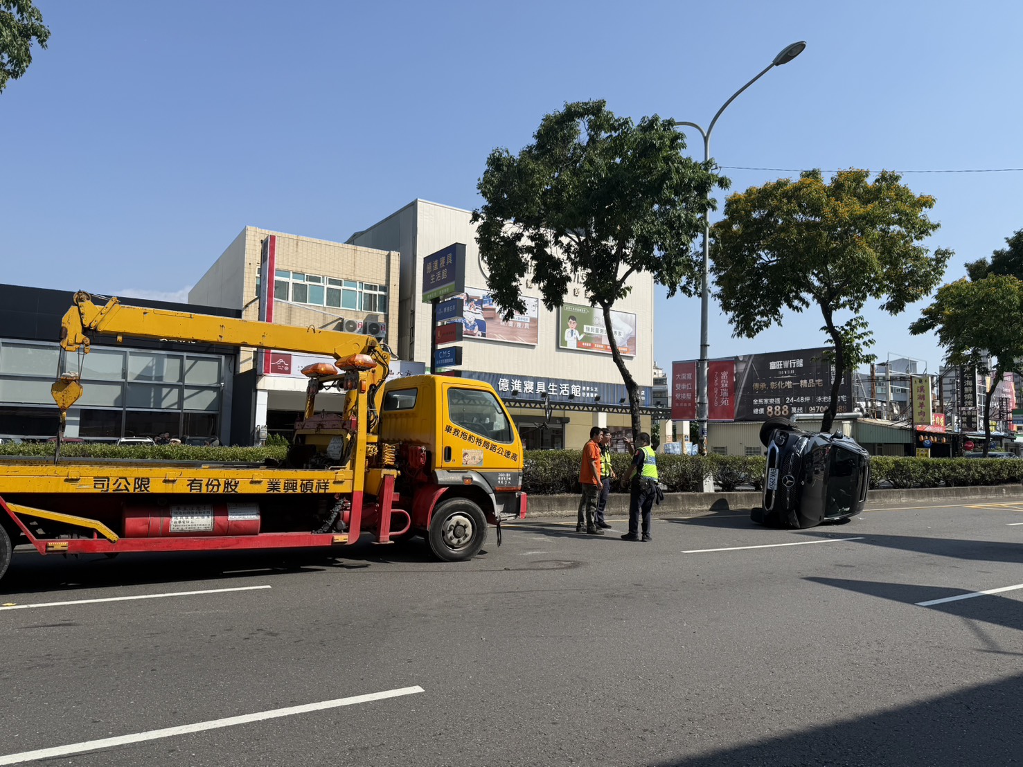 彰化驚悚車禍!賓士失控連撞2車「整台翻過去」 - https://www.watchmedia01.com