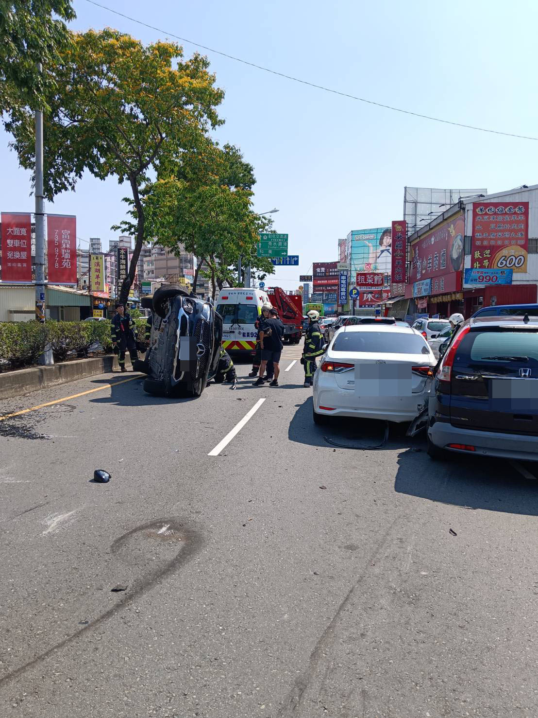 彰化驚悚車禍!賓士失控連撞2車「整台翻過去」 - https://www.watchmedia01.com