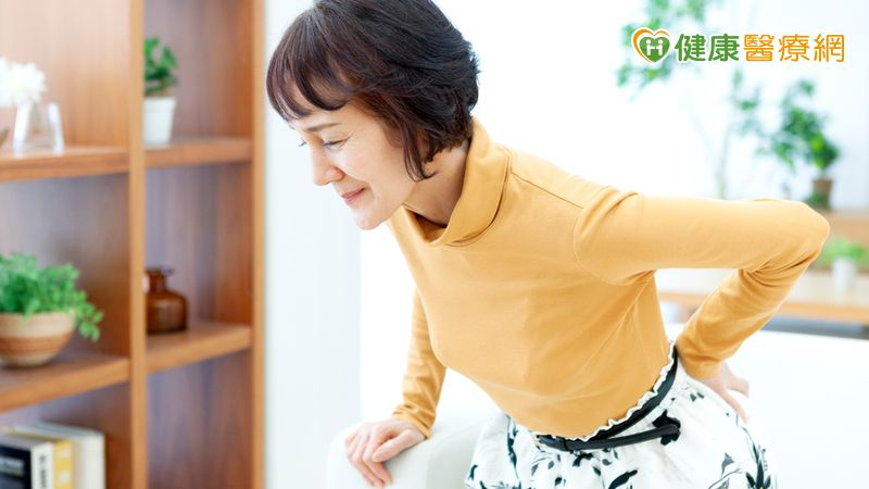 警惕「駝、矮、痛」恐是骨鬆前兆!醫教:保鈣護骨三步驟
