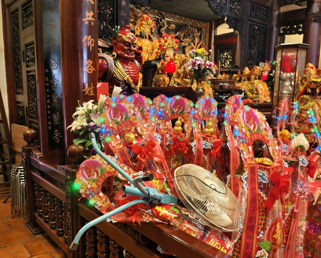 340年萬和宮驚傳砸廟!男子翻倒神像、毀光明燈塔 命理師示警恐影響運勢