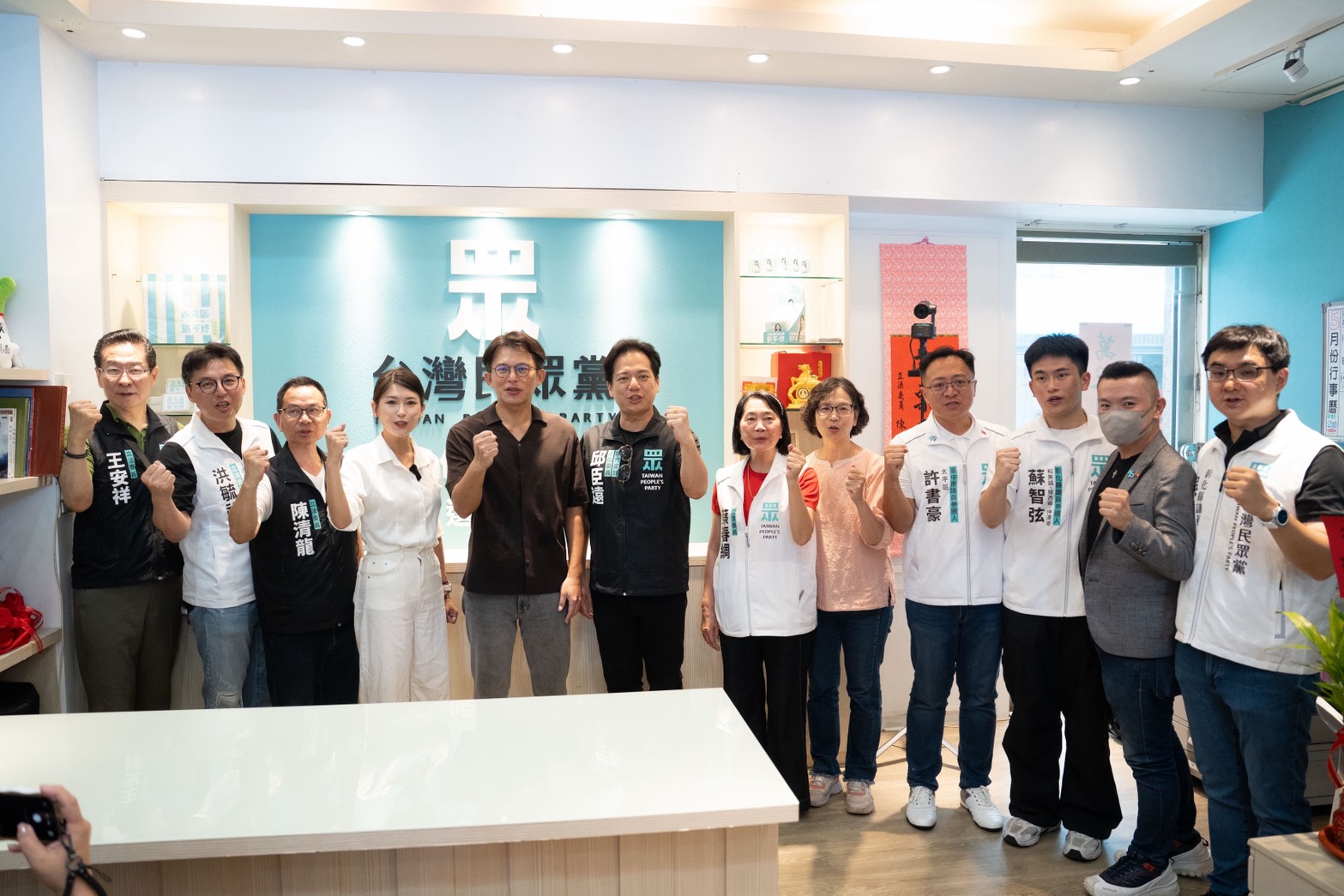 小草女神正式插旗西屯!劉芩妤服務處開幕 黃國昌當眾認證:100分候選人