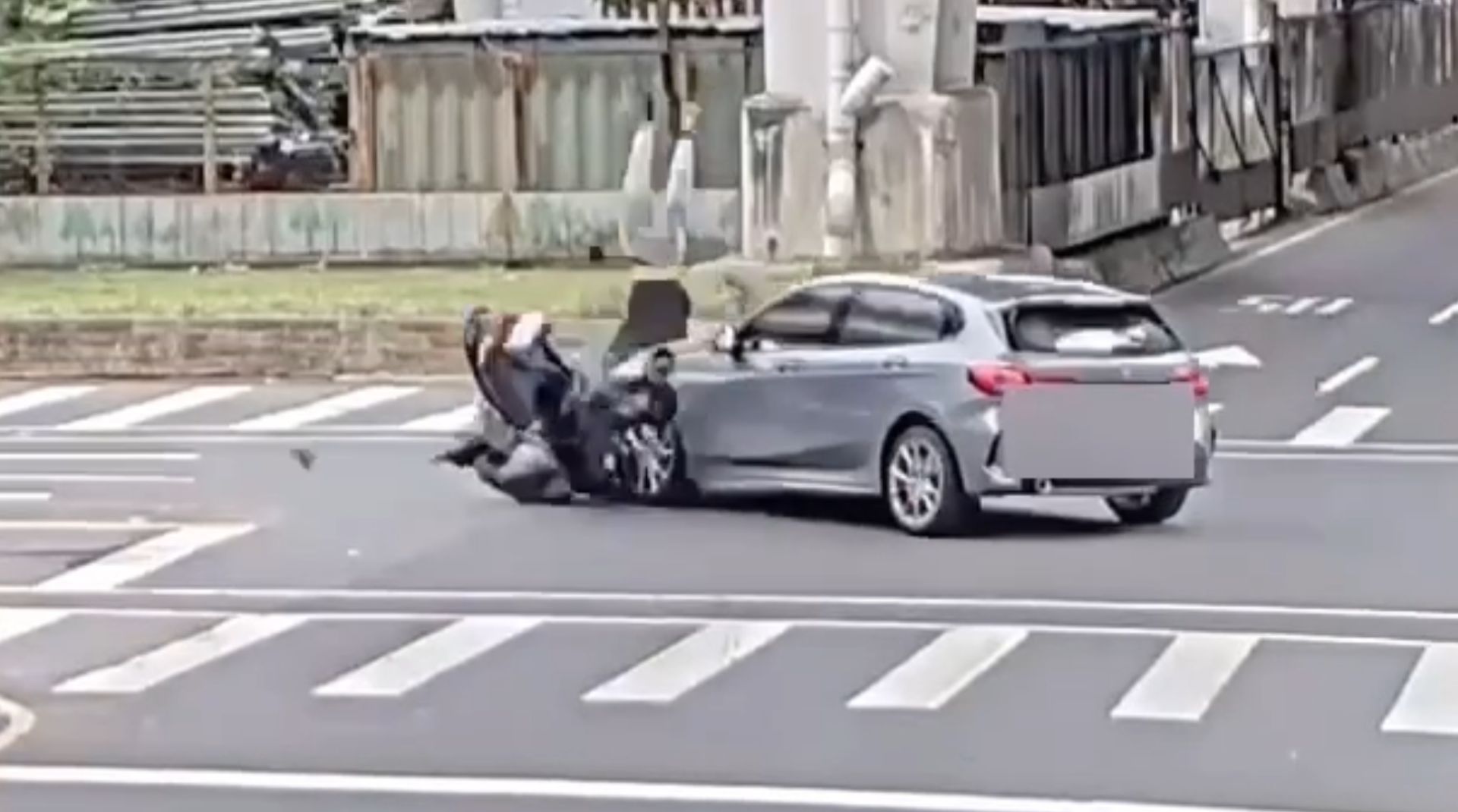 台北市大安區基隆路一帶,前(16)日下午13時許發生1起驚悚車禍。