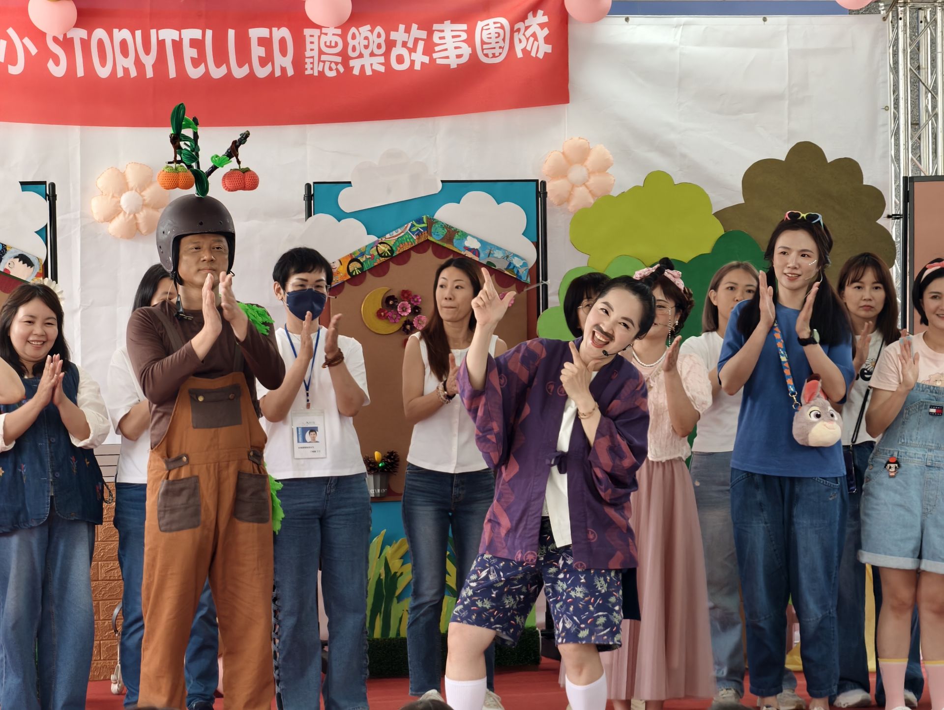 松強國小《阿松爺爺的柿子樹》兒童劇登場 聽樂故事團用多語故事打造校園閱讀風景