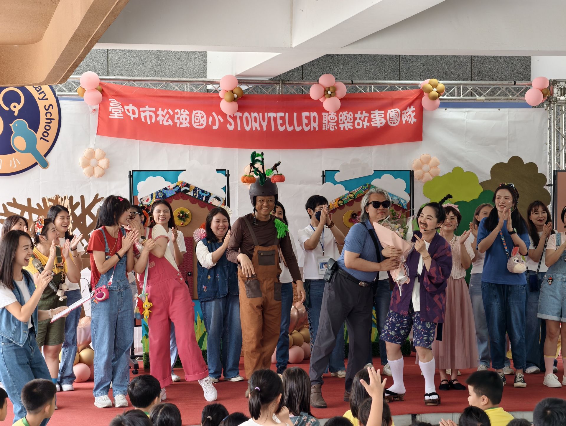 松強國小《阿松爺爺的柿子樹》兒童劇登場 聽樂故事團用多語故事打造校園閱讀風景