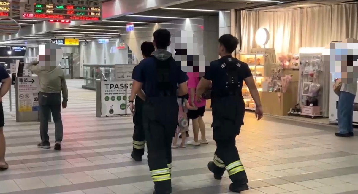 ▲疑23歲男闖台鐵軌遭區間快撞亡（圖／記者金東天 翻攝）