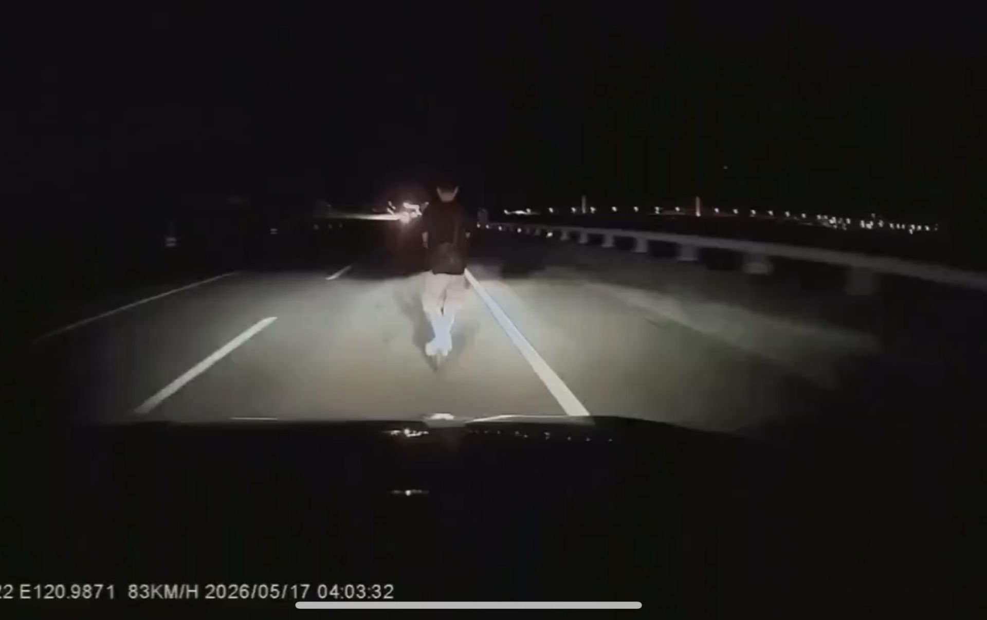 男子騎電動滑板車闖新竹68快速道路 遭轎車撞擊送醫