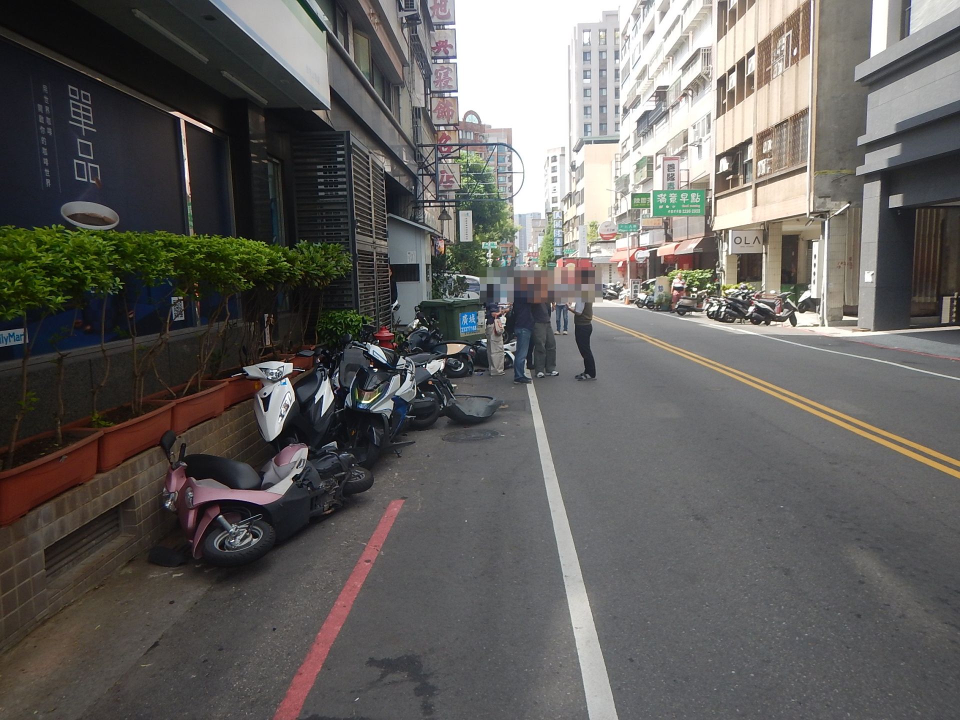 台中市北區今（18）日上午發生一起自小客車逆向擦撞事故，一名林姓女子駕車行經太原四街時，疑因一時恍神，車輛逆向行駛並擦撞路旁多部機車，所幸事故未造成人員受傷。