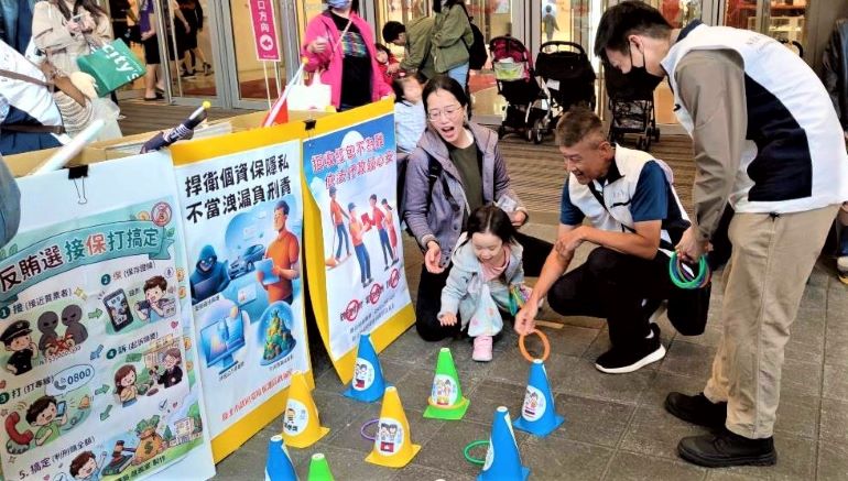 防災結合廉政宣導 新北環保局公私協力打造潔淨永續城市 36 《圖說》環保局於活動現場利用創新設計「廉環技」主題互動遊戲,透過寓教於樂方式,將廉潔治理與潔淨環境觀念深植民心,右二為政風室主任林三龍。〈環保局提供〉