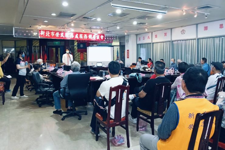 廣納建言傾聽心聲 新北榮服處前進永和解答釋疑 50 《圖說》台北榮民醫院醫師吳承澔對在場退除役官兵諮詢及解答。〈新北榮服處提供〉
