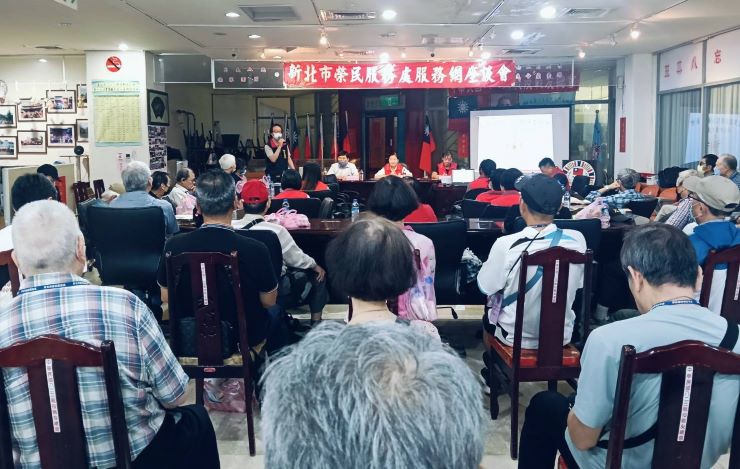 廣納建言傾聽心聲 新北榮服處前進永和解答釋疑 51 《圖說》台北榮民之家輔導員王柏鈞宣導榮民眷入住榮家權利條件等。〈新北榮服處提供〉
